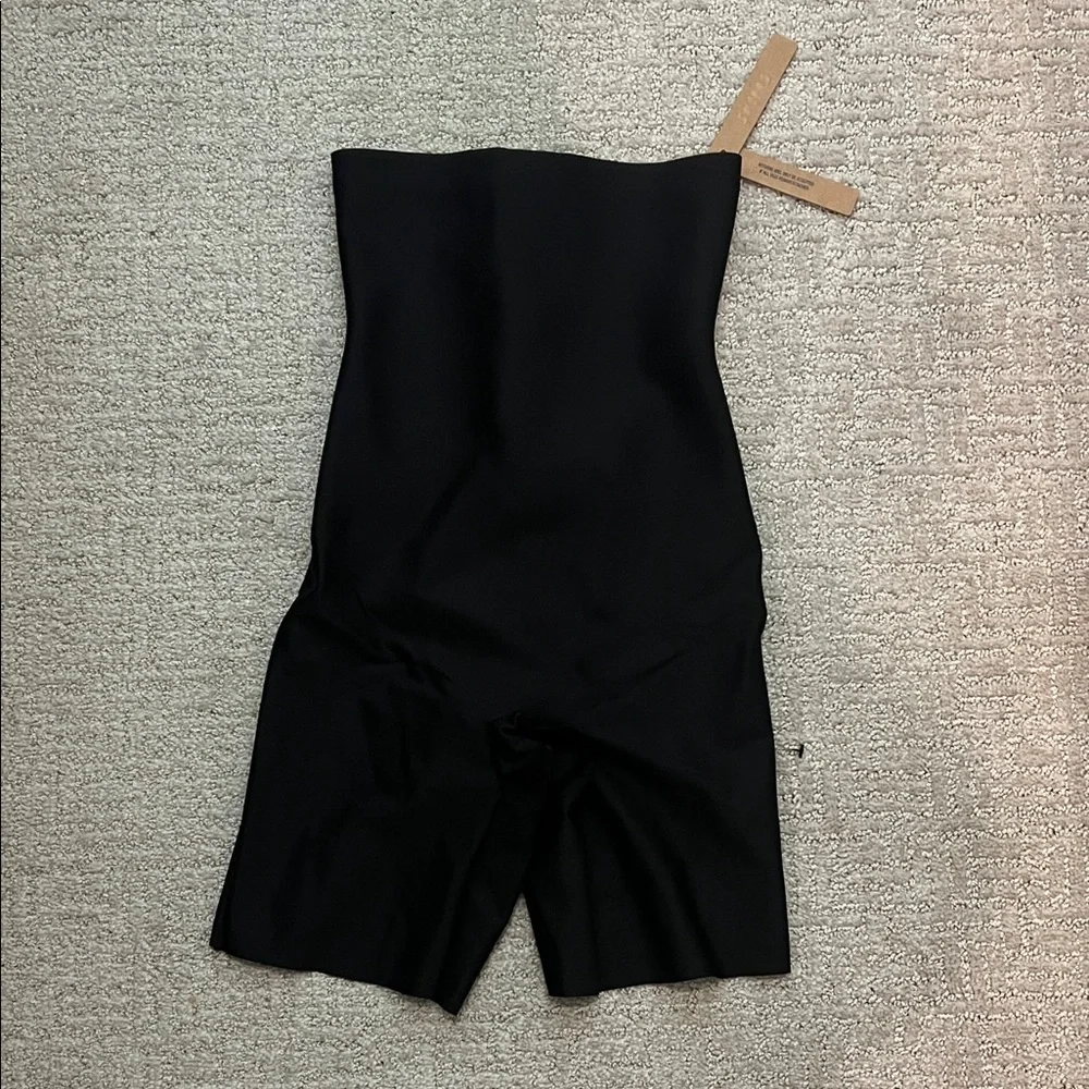 NWT SKIMS HIGH WAISTED MID THIGH SHORT